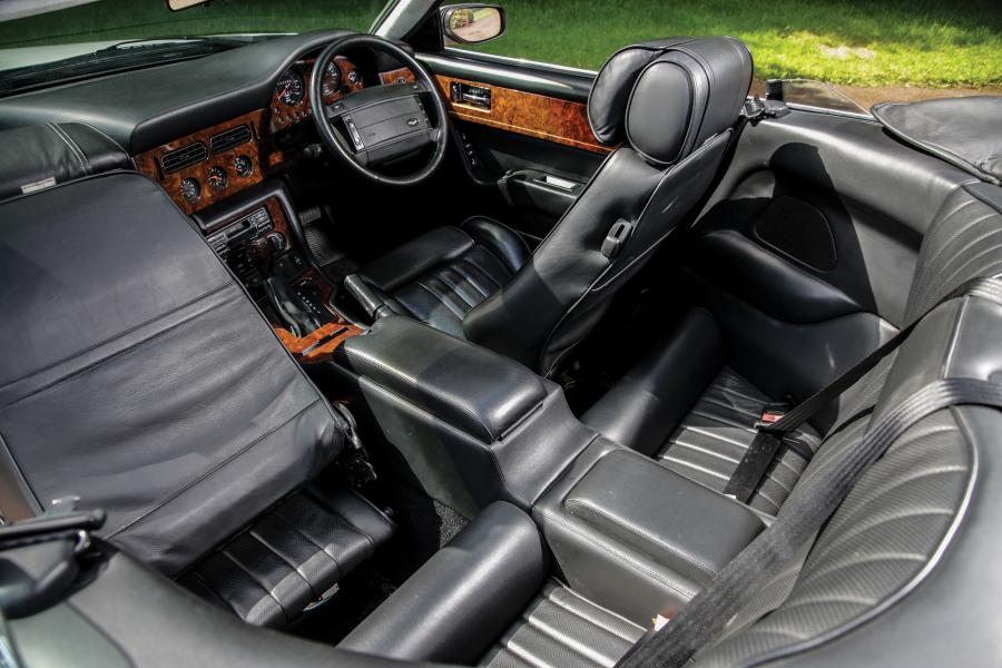 Интерьер Aston Martin Virage Volante Diamond Jubilee (60200) 1995 года  (фото 14 из 24)